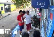 “La Patri” y “ El Cabezita” se dan color por una gorra en Sabana Grande, Managua Foto: “La Patri” y “ El Cabezita” se dan color por una gorra en Sabana Grande/TN8