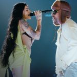 Foto: Cazzu y Bad Bunny conectan en el escenario con fans/Cortesía