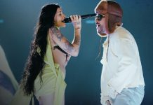 Foto: Cazzu y Bad Bunny conectan en el escenario con fans/Cortesía