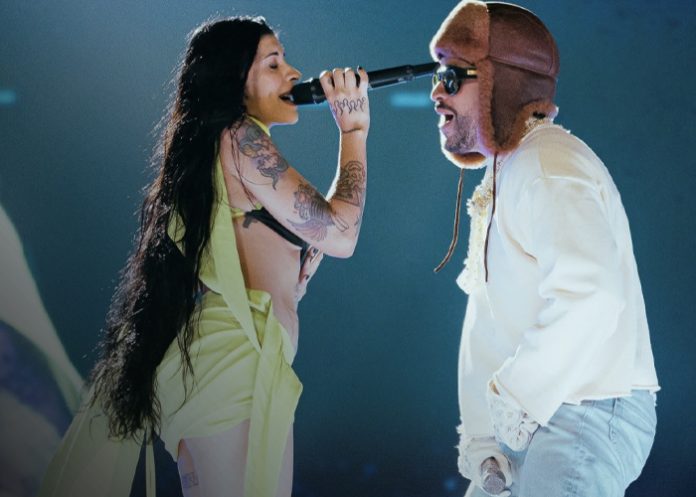 Foto: Cazzu y Bad Bunny conectan en el escenario con fans/Cortesía