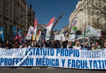 Médicos protestan en España por mejores condiciones laborales Foto: Huelga médica en España /cortesía