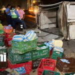 Foto: Padre e hijo sobreviven a aparatoso vuelco de camión cargado de queso en Granada/TN8