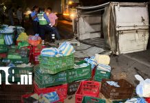 Padre e hijo sobreviven a aparatoso vuelco de camión cargado de queso en Granada Foto: Padre e hijo sobreviven a aparatoso vuelco de camión cargado de queso en Granada/TN8