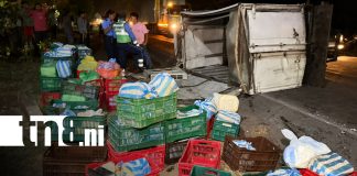 Foto: Padre e hijo sobreviven a aparatoso vuelco de camión cargado de queso en Granada/TN8