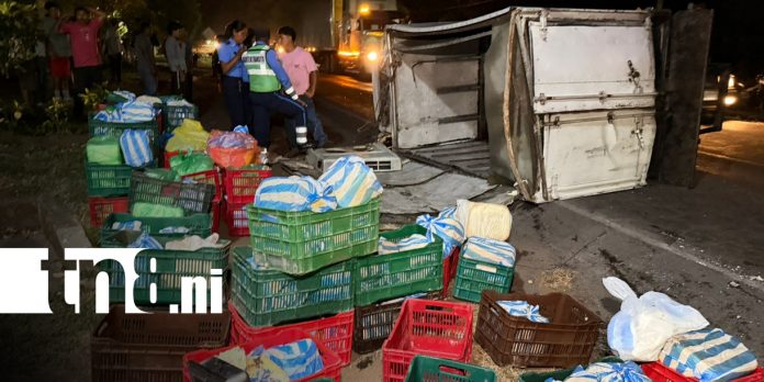 Foto: Padre e hijo sobreviven a aparatoso vuelco de camión cargado de queso en Granada/TN8
