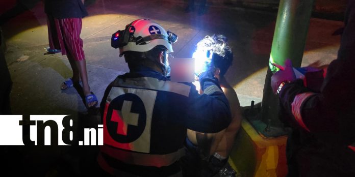 Foto: Motociclista irrespeta la luz roja del semáforo y termina gravemente herido en Managua/TN8