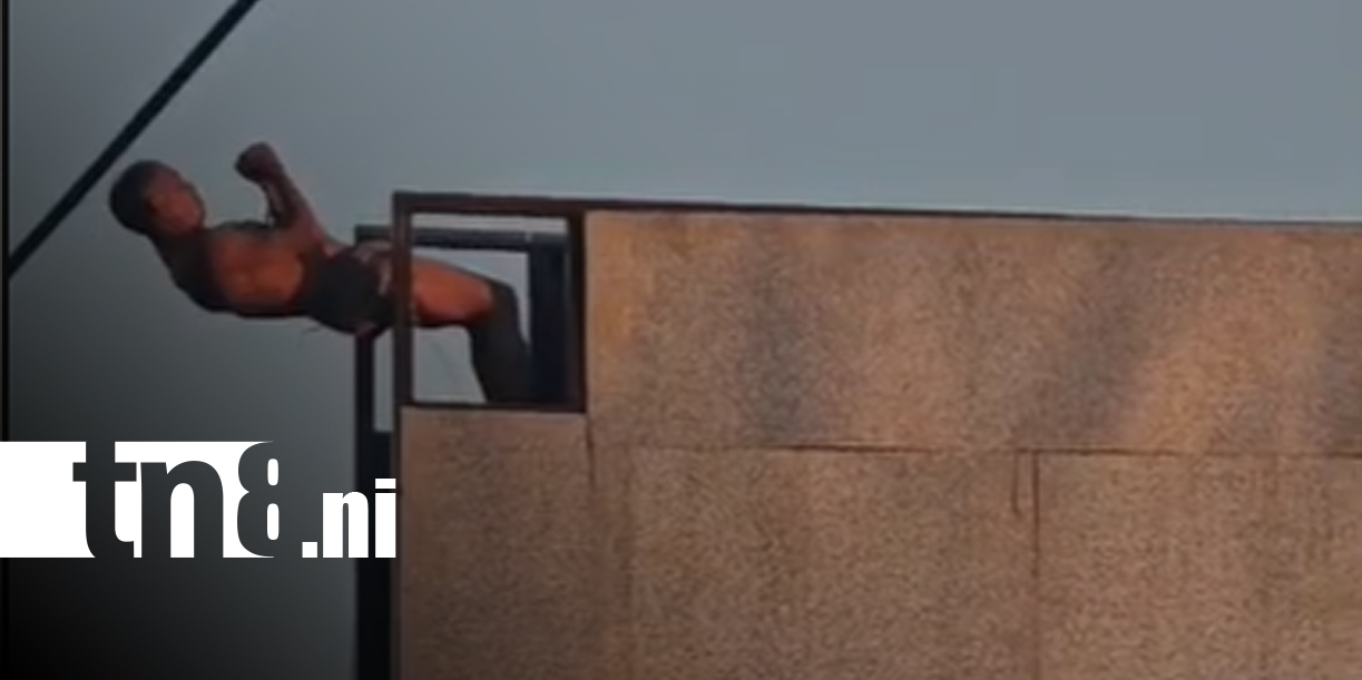 Foto: “Loco Bernar” convierte un rótulo en su gimnasio improvisado en La Virgen/ TN8