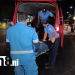 Dos motociclistas resultan lesionados tras ser embestidos por microbús en Managua Foto: Accidente deja dos motociclistas lesionados en Managua/TN8