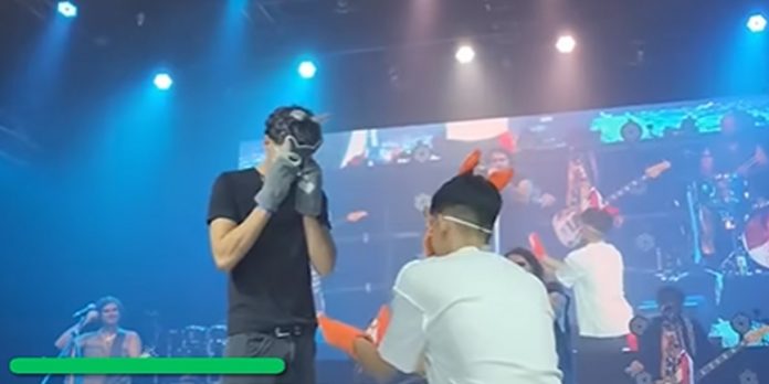 Foto: Increíble propuesta de matrimonio therian sorprende en concierto/Cortesía