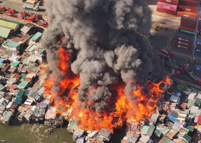 Foto: Incendio masivo consume un vecindario en Filipinas /Cortesía
