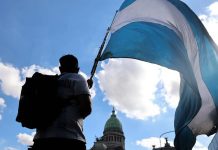 Argentina se moviliza contra la “ley esclavista” de Milei pese a la represión Foto: Protesta en Argentina /cortesía