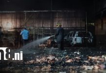 Incendio consume vehículos abandonados en antiguo autolote en Rubenia, Managua Foto: Incendio consume vehículos abandonados en antiguo autolote en Rubenia, Managua/TN8