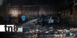 Foto: Incendio consume vehículos abandonados en antiguo autolote en Rubenia, Managua/TN8