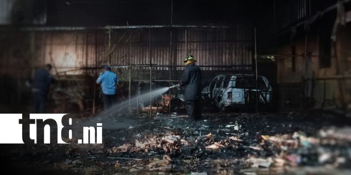 Foto: Incendio consume vehículos abandonados en antiguo autolote en Rubenia, Managua/TN8