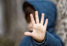 10 hombres ab*saron y tortur*ron a un niño de 5 años en Francia Foto: Francia abre proceso judicial por abuso a un niño /Cortesía