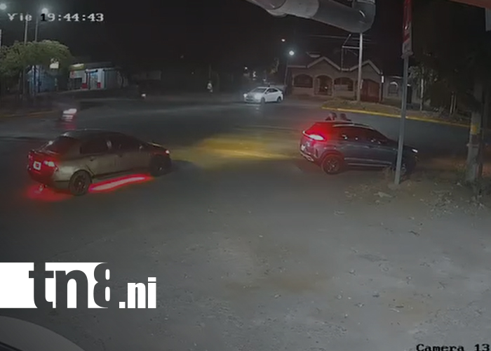 Foto: Motociclista se salva de milagro tras maniobra de emergencia en intersección del Carlos Marx/TN8