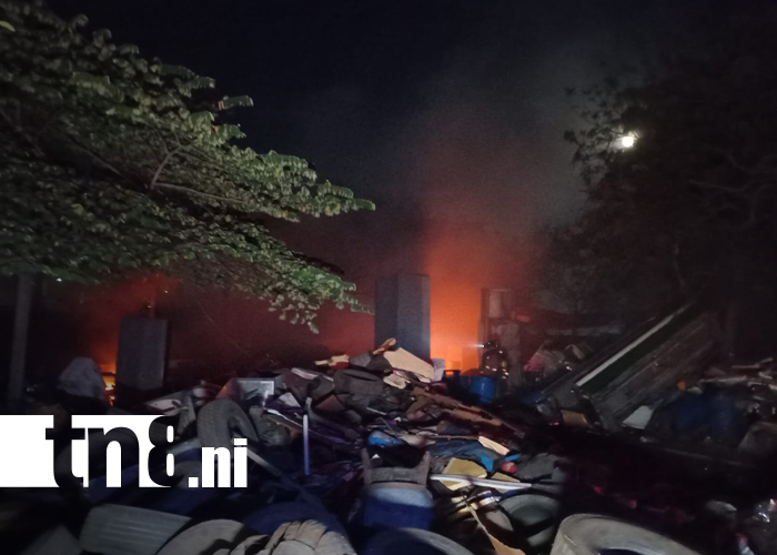 Foto: Incendio consume parte de recicladora en barrio Acahualinca, en Managua / TN8