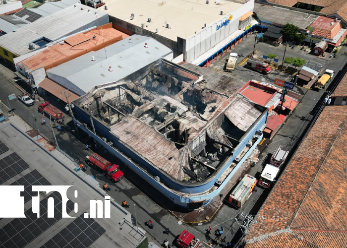 Foto: Incendio arrasa casa comercial en pleno centro de León/TN8