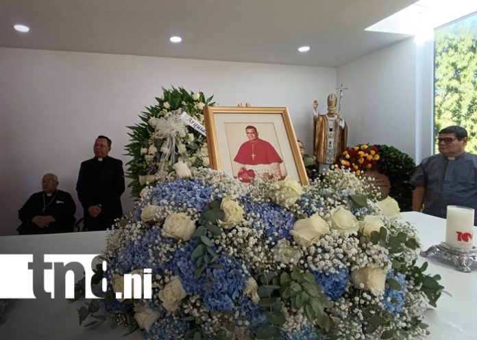 2 Foto: Homenaje floral al Cardenal Miguel Obando y Bravo en su centenario / TN8