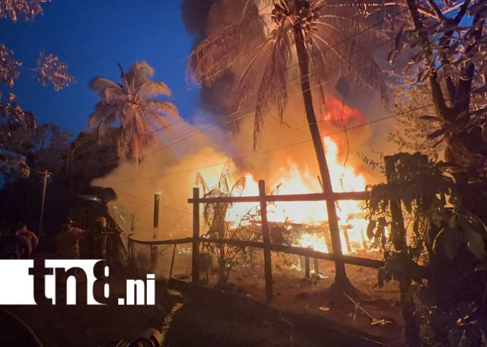 Foto: Incendio arrasa casa que servía como iglesia en Bilwi/TN8