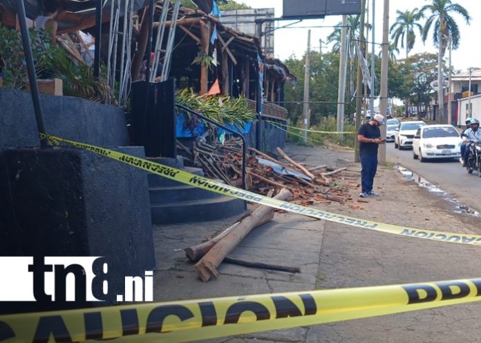 Foto: Fuertes vientos provocan colapso del techo de un reconocido local en Managua/TN8