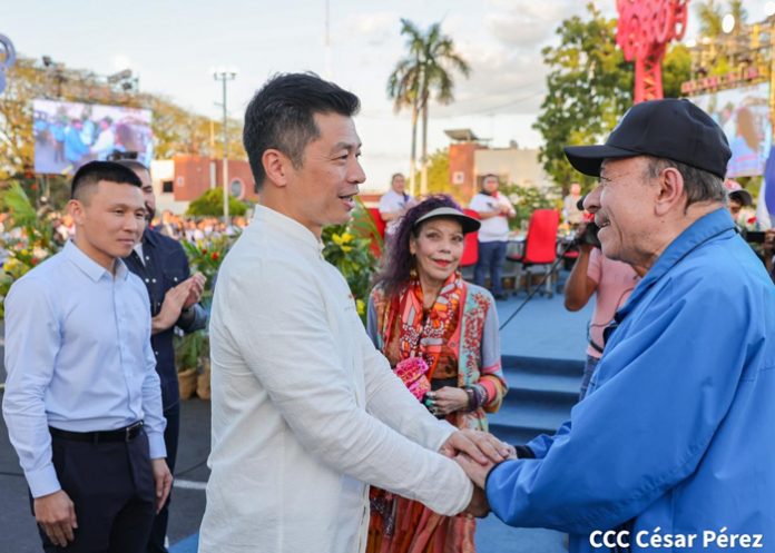 Foto: Comandante Daniel Ortega y Compañera Rosario Murillo en acto oficial por nuevos microbuses Yutong, de China