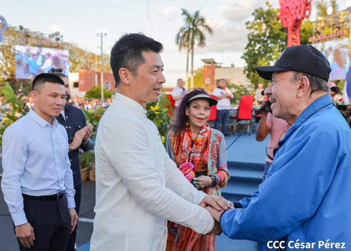 Foto: Comandante Daniel Ortega y Compañera Rosario Murillo en acto oficial por nuevos microbuses Yutong, de China