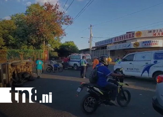 Foto: Irrespeto a señal de alto provoca vuelco y deja lesionado en La Metalúrgica Martínez / TN8 Foto: Irrespeto a señal de alto provoca vuelco y deja lesionado en La Metalúrgica Martínez / TN8