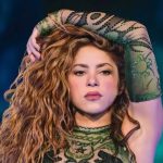 La divertida reacción de Shakira al ver máscara de Piqué en pleno concierto Foto: Shakira entre risas /cortesía