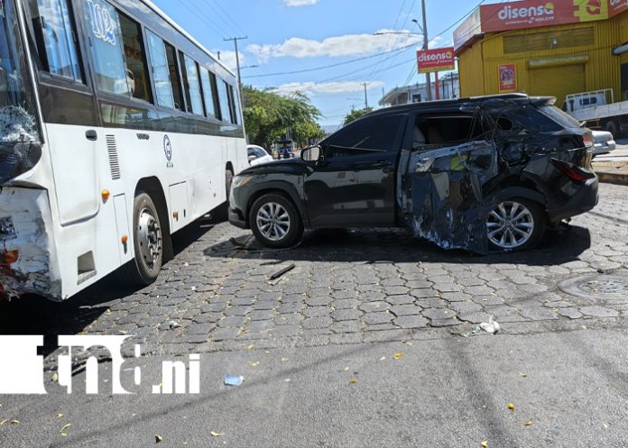 Foto: Imprudencia al volante provoca accidente múltiple en La Ceibita /TN8 Foto: Imprudencia al volante provoca accidente múltiple en La Ceibita /TN8