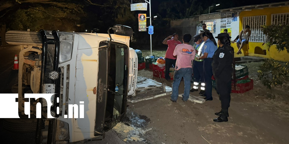 Foto: Padre e hijo sobreviven a aparatoso vuelco de camión cargado de queso en Granada/TN8