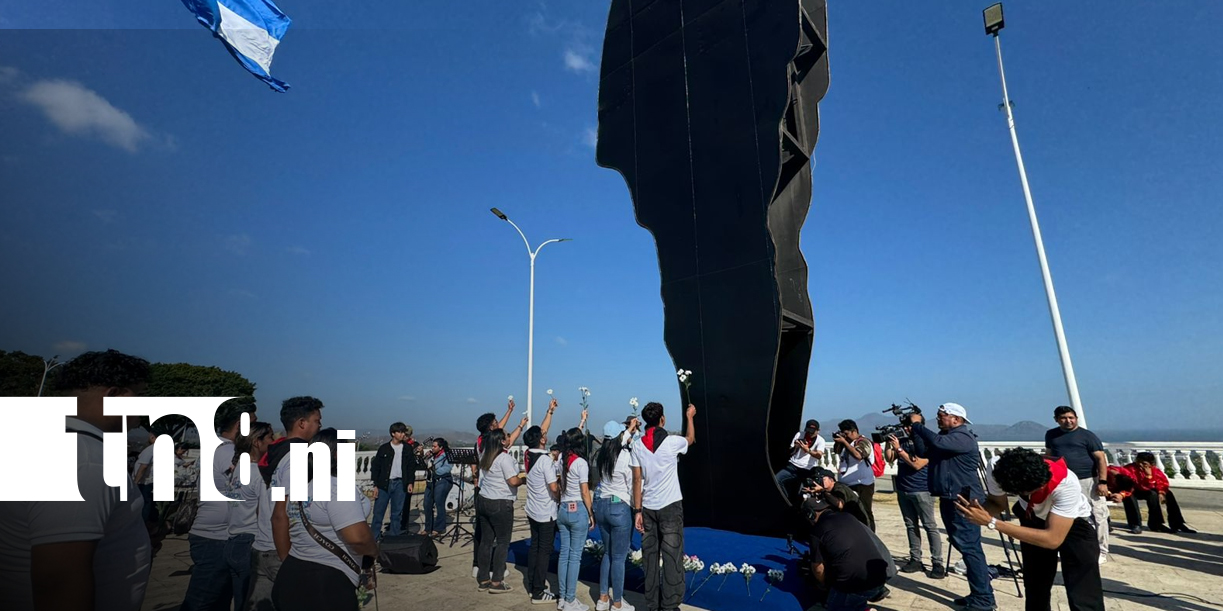 Foto: Jóvenes rinden homenaje al general Sandino en el monumento de Loma de Tiscapa / TN8