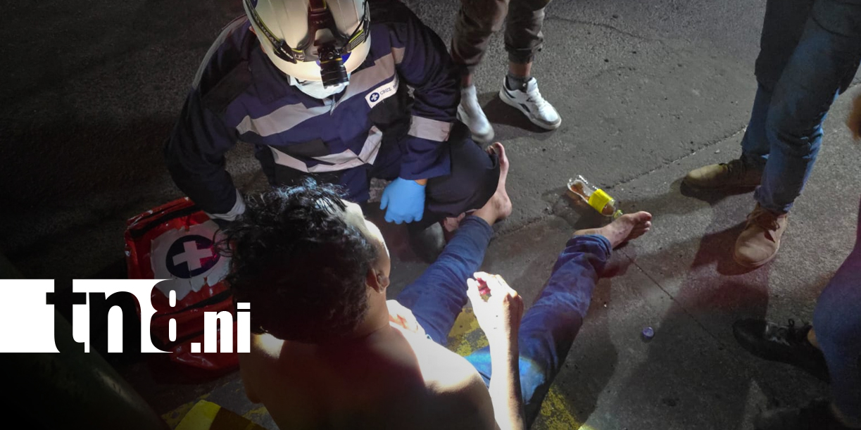 Foto: Motociclista irrespeta la luz roja del semáforo y termina gravemente herido en Managua/TN8