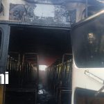 Foto: Fuego consume bus en plena carretera León–Chinandega–Corinto/ TN8