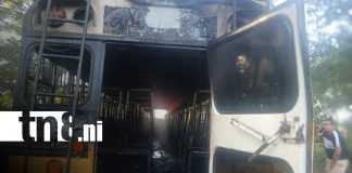 Foto: Fuego consume bus en plena carretera León–Chinandega–Corinto/ TN8