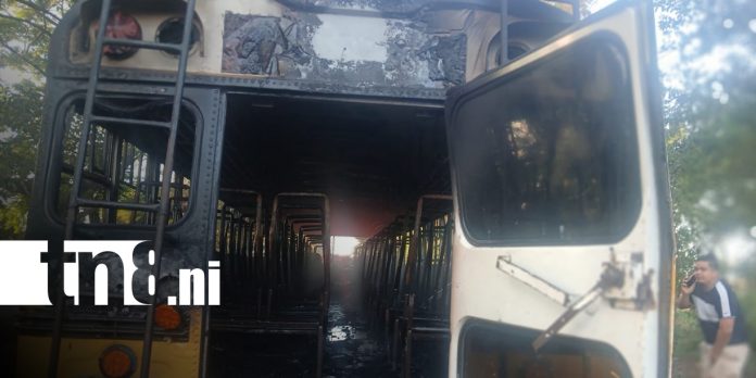 Foto: Fuego consume bus en plena carretera León–Chinandega–Corinto/ TN8