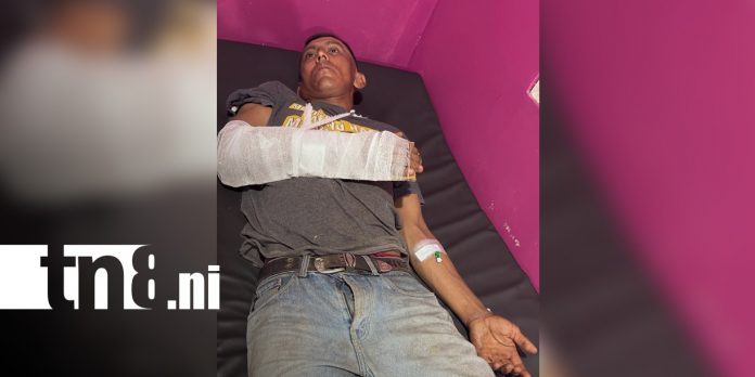 Foto. Accidente deja dos lesionados y cuantiosos daños en carretera/TN8