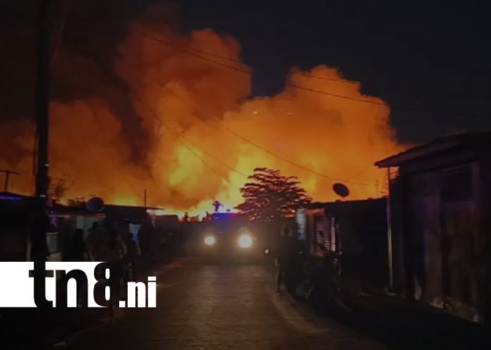 Foto: Incendio en vertedero del barrio Grenada de Managua moviliza a bomberos/TN8