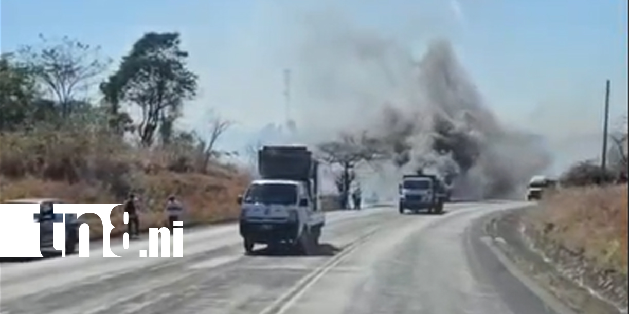 Foto: Camión queda reducido a cenizas en la cuesta El Coyol/ TN8