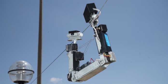 Foto: China sube de nivel en innovación con robots que reparan líneas /Cortesía