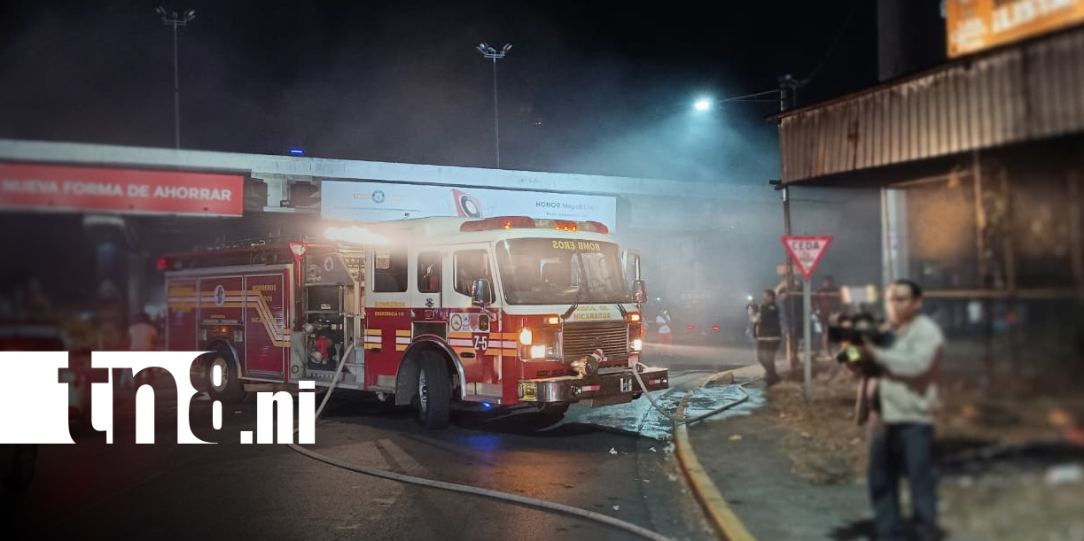 Foto: Incendio consume vehículos abandonados en antiguo autolote en Rubenia, Managua/TN8