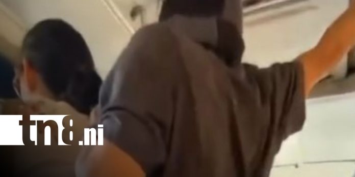 Foto: Escándalo en Rivas: captan a sujeto acosando a una joven / TN8
