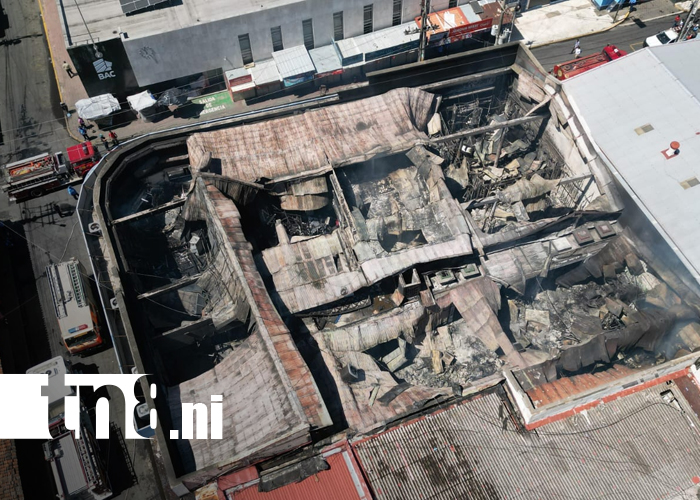 Foto: Incendio arrasa casa comercial en pleno centro de León/TN8
