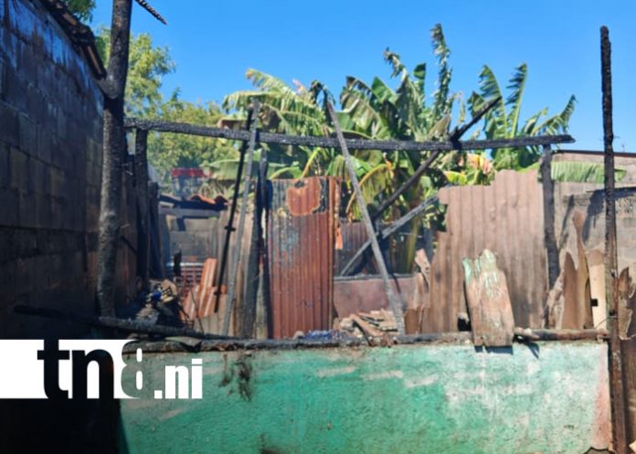Foto: Voraz incendio alarma a vecinos y destruye dos casas en Ciudad Sandino/TN8