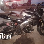 Foto: Motorizado sufre accidente, derrapa y queda atrapado en un portón en Managua/TN8