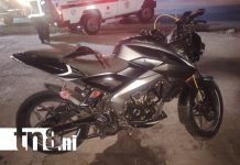 Motorizado sufre accidente, derrapa y queda atrapado en un portón en Managua Foto: Motorizado sufre accidente, derrapa y queda atrapado en un portón en Managua/TN8