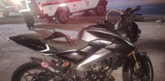 Foto: Motorizado sufre accidente, derrapa y queda atrapado en un portón en Managua/TN8