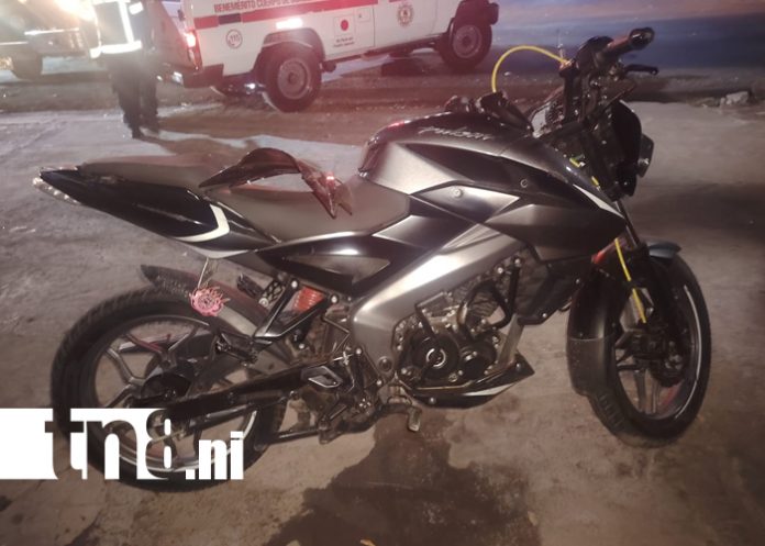 Foto: Motorizado sufre accidente, derrapa y queda atrapado en un portón en Managua/TN8