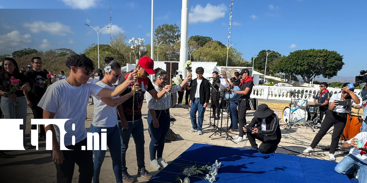 Foto: Jóvenes rinden homenaje al general Sandino en el monumento de Loma de Tiscapa / TN8