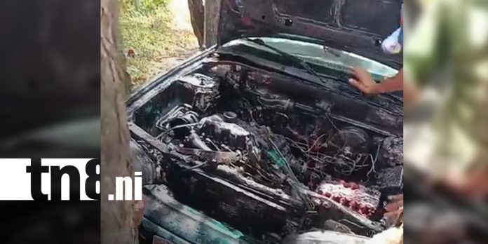 Foto: Fuego en taxi de Rivas: desperfecto mecánico provoca incendio/ TN8